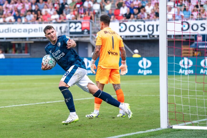 Foto: Santiago Giménez neemt Feyenoord bij de hand tegen Utrecht