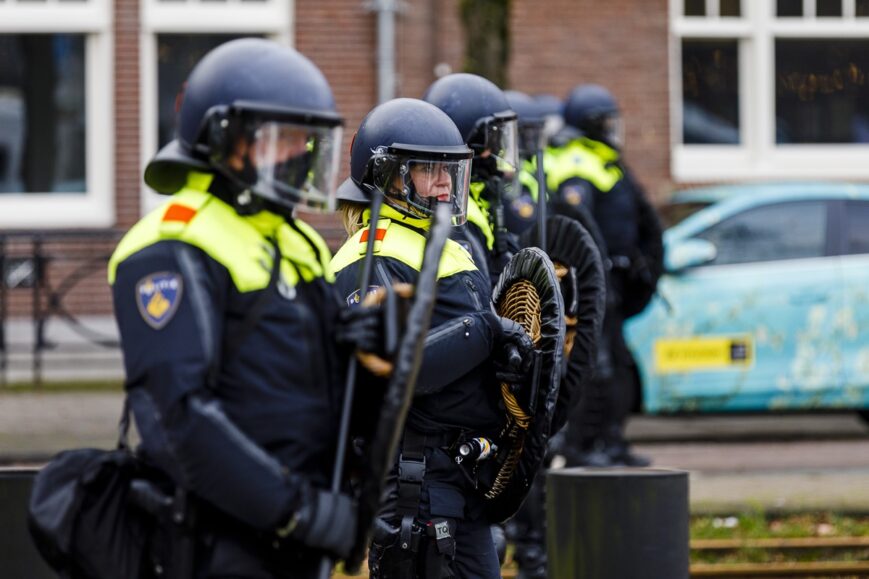 Foto: ME grijpt in en zet traangas in tegen Ajax-relschoppers