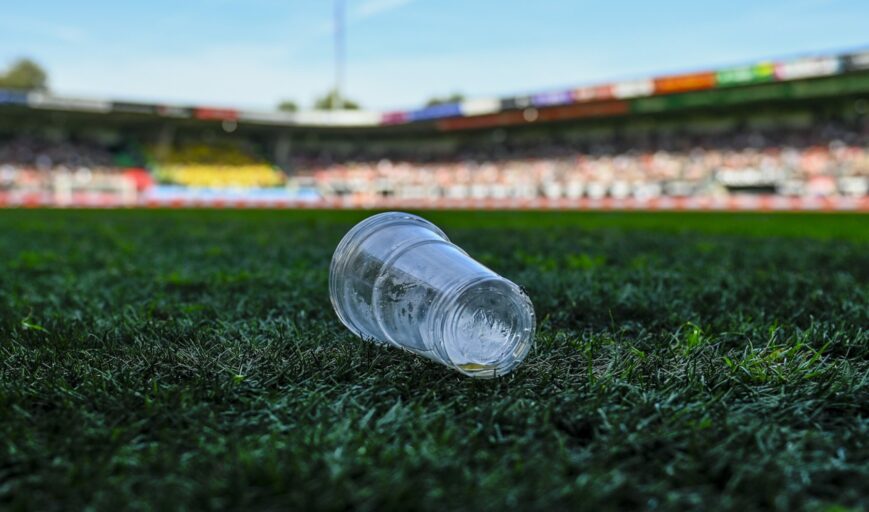 Foto: Flesje water kwam niet uit publiek bij gestaakte Gelderse derby