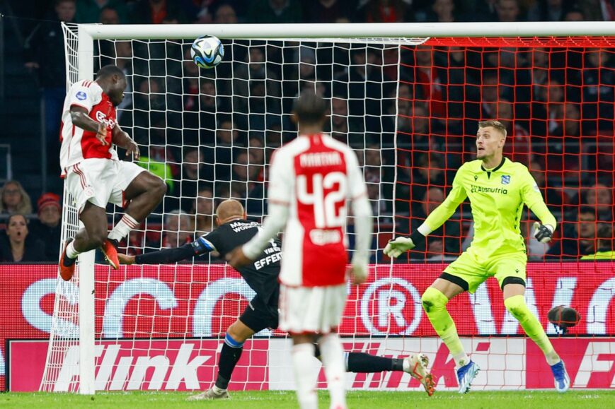 Foto: Ajax hangt, wurgt en wint na spectaculair duel