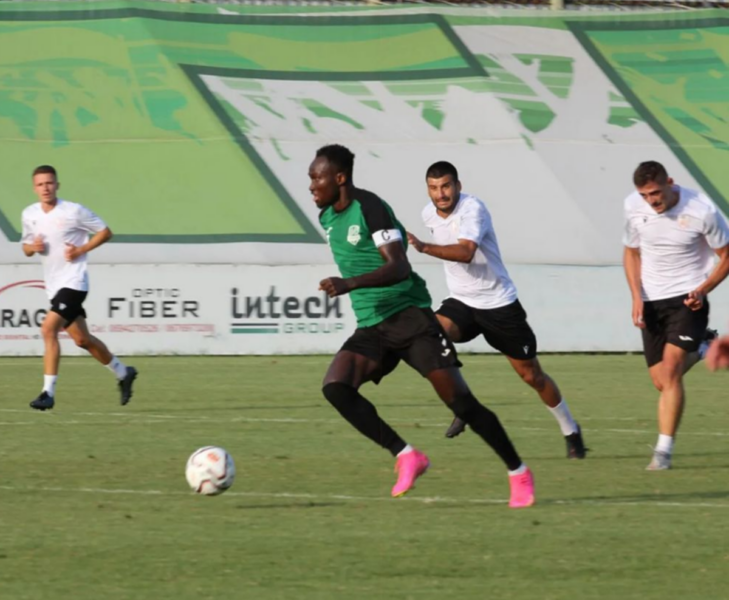 Foto: Voetbaldrama voltrekt zich in Albanië, Ghanees international (28) overlijdt