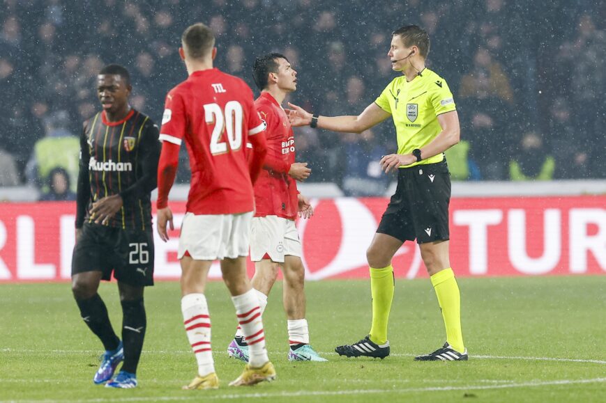 Foto: PSV-kijkers irriteren zich rot aan ‘debiel’