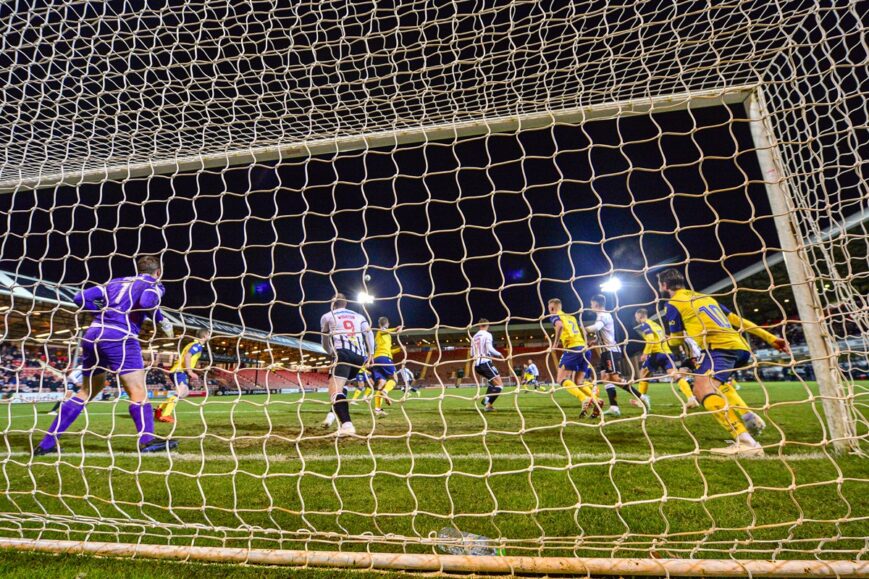 Foto: Ongelofelijk: keeper maakt wereldtreffer als veldspeler!