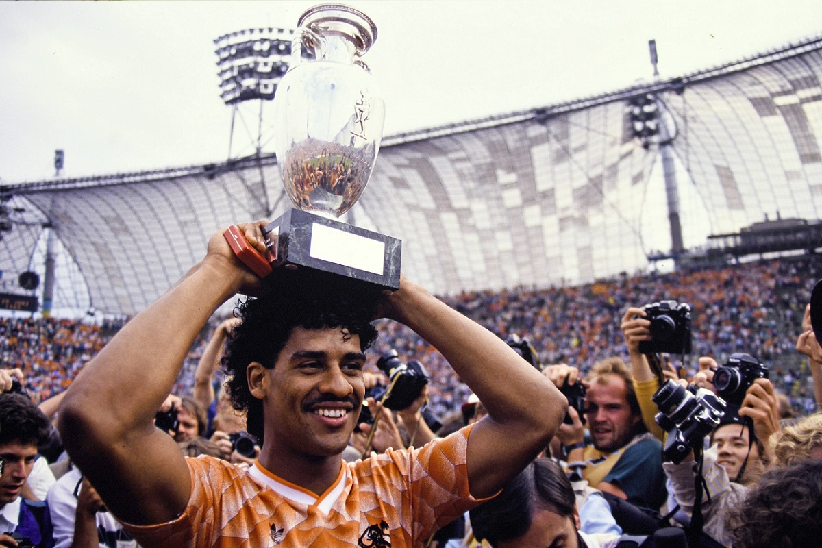 KNVB onthult nieuw EK-shirt Oranje: van 1988 naar 2024 | Soccernews.nl