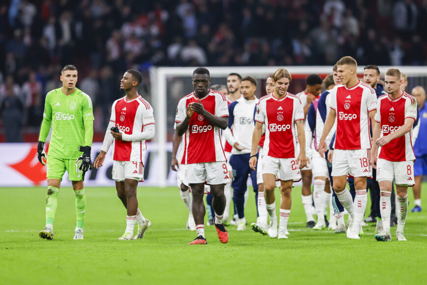 Foto: Ajax-nachtmerrie: geblesseerde speler naar huis