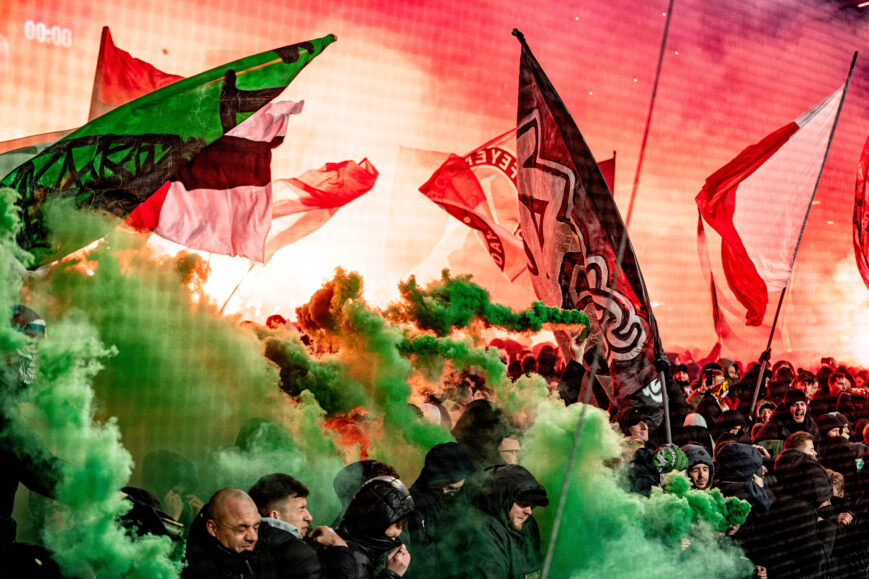 Foto: Ajax-geldschieter gebeten hond bij Feyenoord-PSV