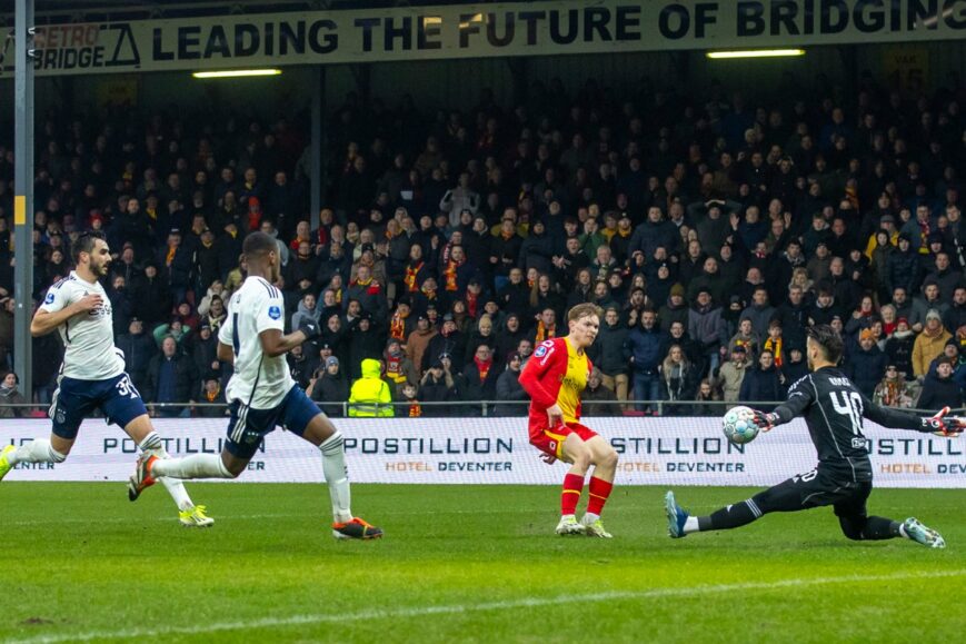 Foto: Ochtendkranten vellen hard Ajax-oordeel: ‘Gatenkaas’