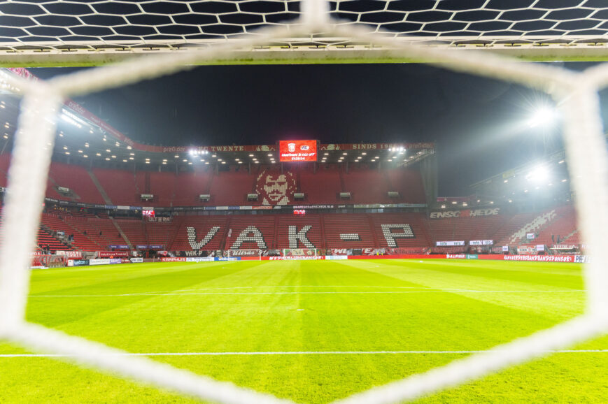 Foto: KNVB legt FC Twente-fans jarenlange stadionverboden op