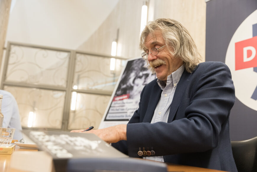 Foto: Totale vernedering voor ‘camerageile’ Johan Derksen