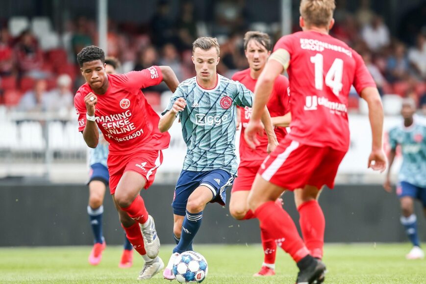 Ryan Flamingo (Almere City FC) en Youri Regeer (Jong Ajax)