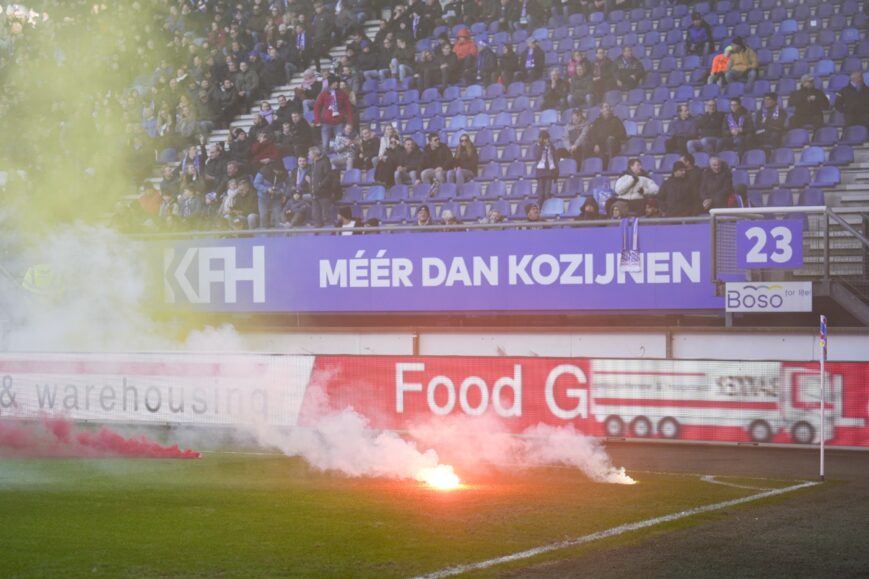 Foto: Weer is het raak bij Heerenveen en AZ: wedstrijd gestaakt door gegooid vuurwerk