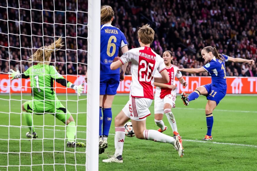 Foto: Ajax druipt af na beschamende nederlaag in historische Champions League-wedstrijd