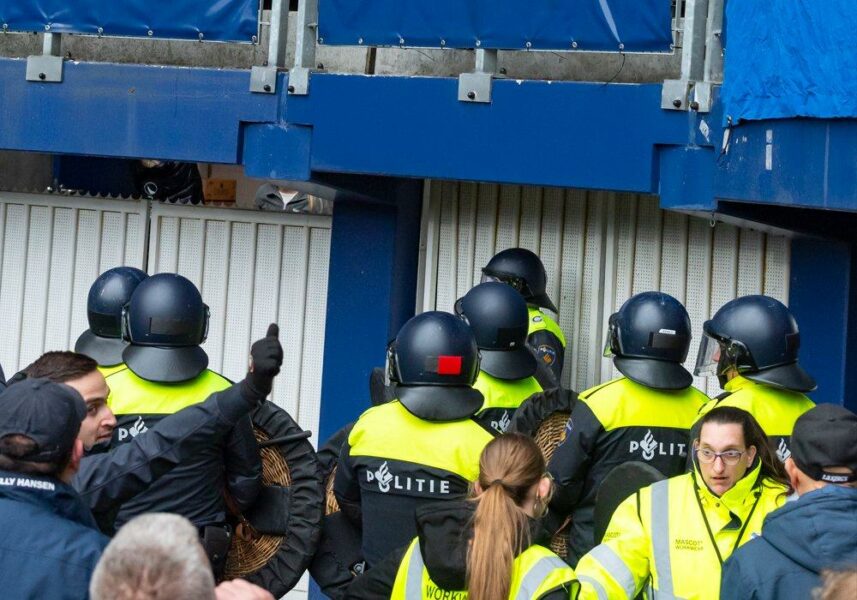 Foto: Bebloed kind afgevoerd na Heerenveen-Feyenoord