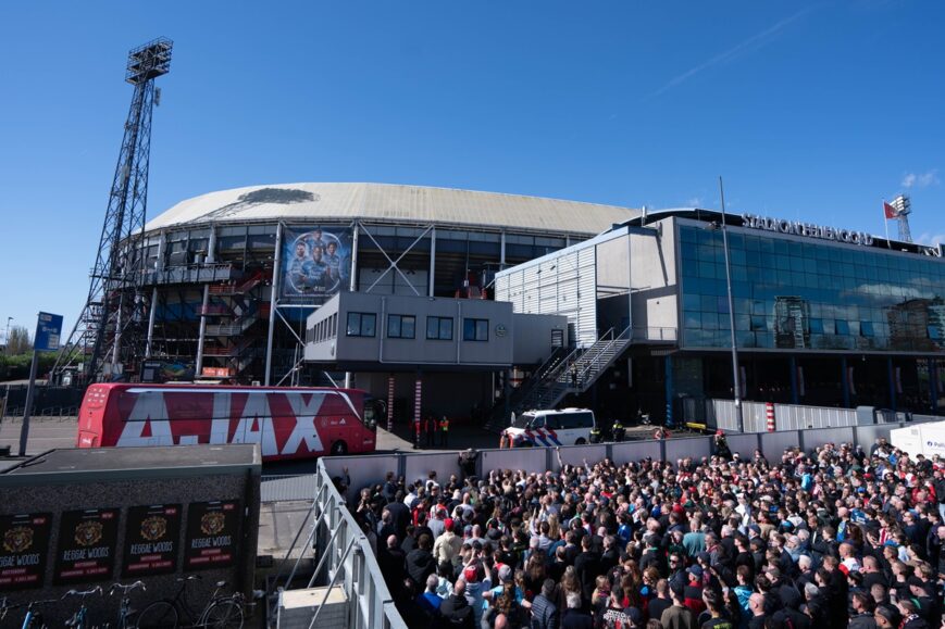 Foto: Ajax-fans houden bus tegen: ‘Schaam je kapot’