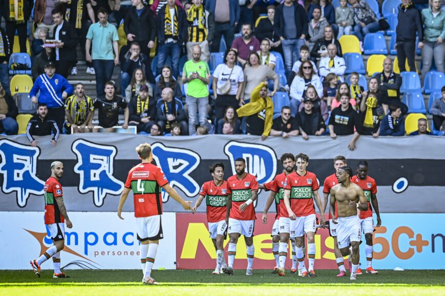 Foto: Hansen duwt crisisclub Vitesse verder in problemen tijdens onrustige derby