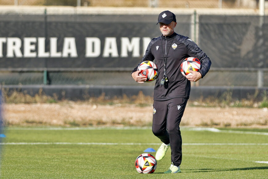 Foto: MARCA: ‘Schreuder topkandidaat bij Feyenoord’