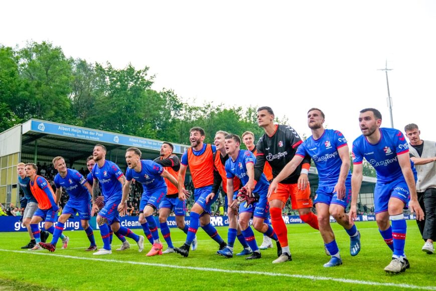 Foto: Besuijen schiet Emmen naar halve finale play-offs