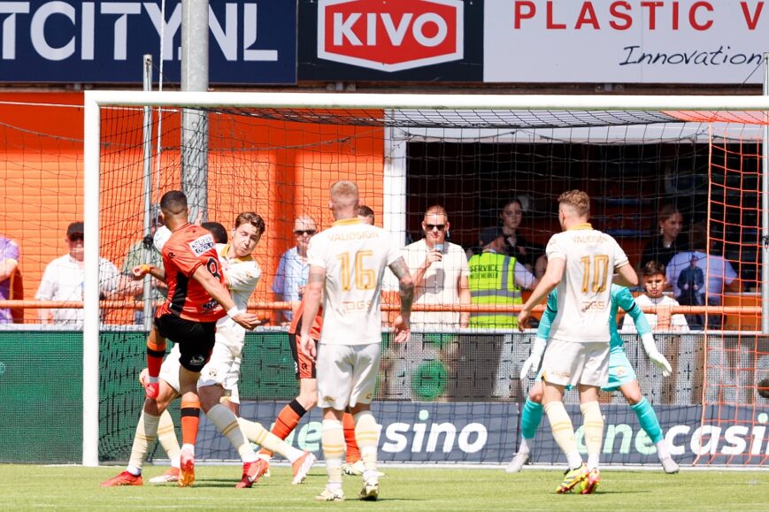 Foto: Volendam neemt met domper afscheid van Eredivisie