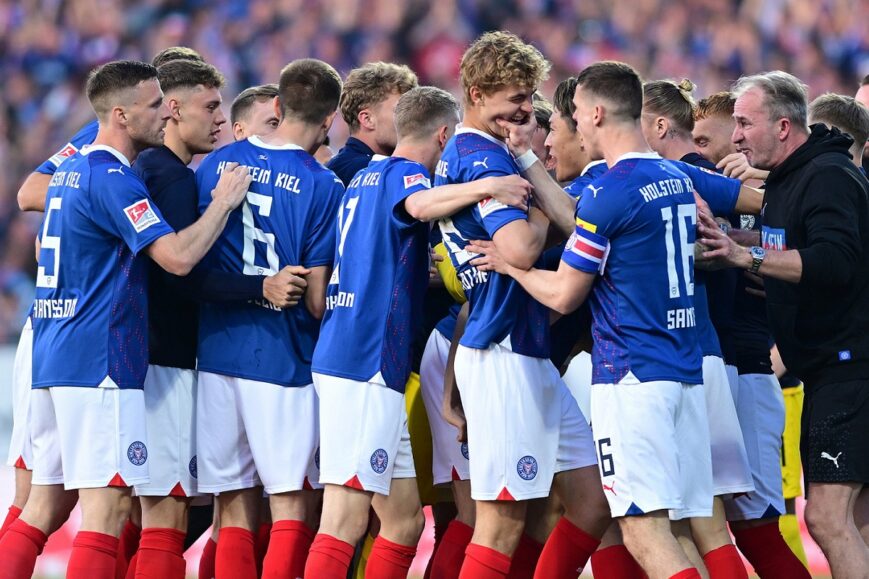 Holstein Kiel-spelers vieren feest