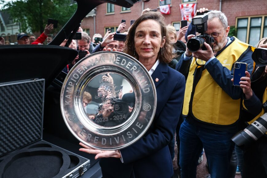 Foto: Schaal gearriveerd in Eindhoven, trotse Van Breukelen