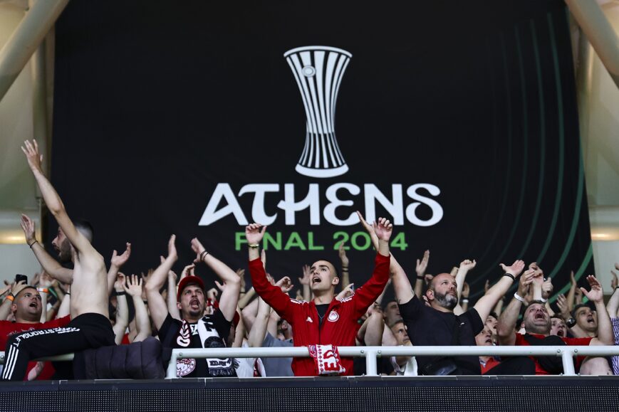 Foto: Olympiakos schrijft Griekse geschiedenis met Conference League-winst in extremis