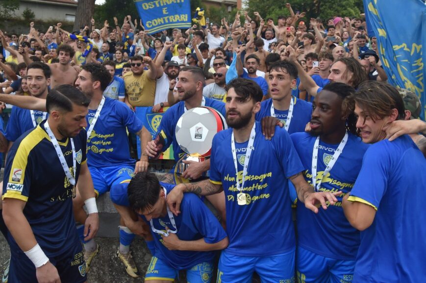 Foto: Gigantisch feest in Italië voor promotie naar Serie B