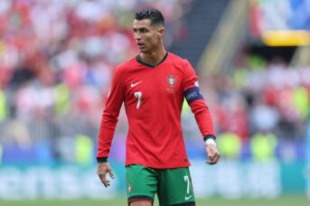 Beelden: Ronaldo overleeft bizarre ‘aanslag’ na Georgië – Portugal