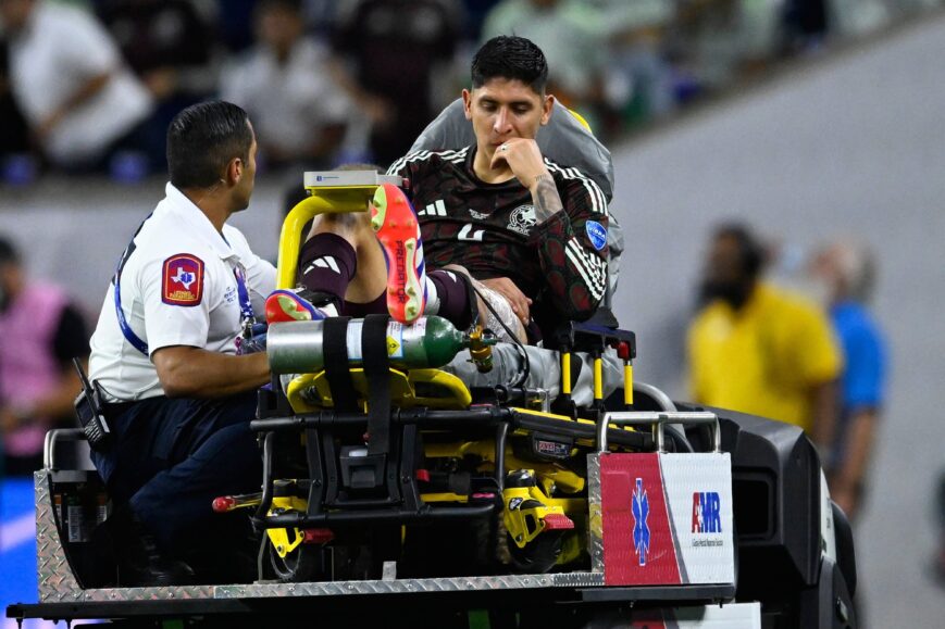 Foto: Edson Álvarez in tranen van het veld bij Mexico in Copa América