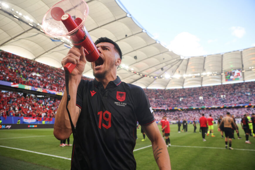 Foto: UEFA deelt statement veldbestorming, schorst Albanië-speler