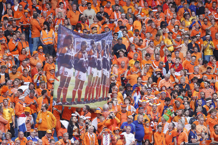 Foto: Gullit reageert op ‘racisme-ophef’ rond geschminkte Oranje-fans