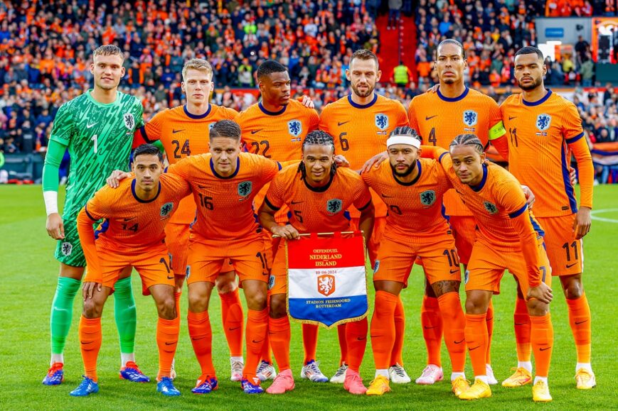Foto: Nederland klaar voor EK: Oranje-selectie arriveert in Wolfsburg