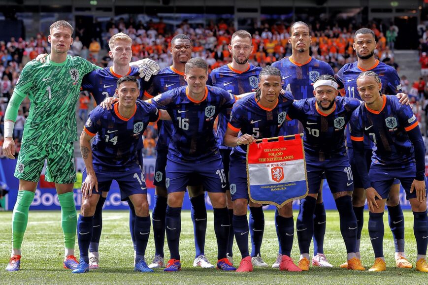 Foto: Vermoedelijke opstelling Oranje tegen Frankrijk: Xavi Simons en Joey Veerman onder druk