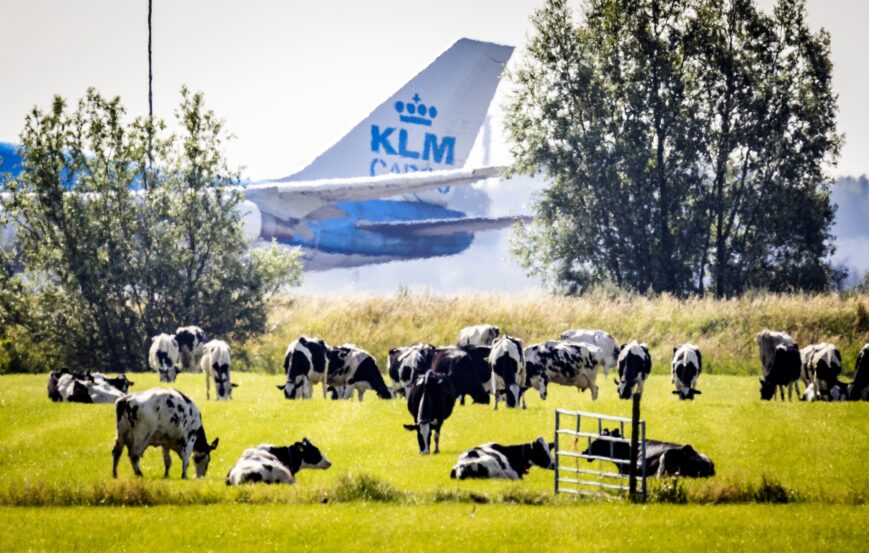 Foto: ‘Vliegtuig-rel’ rondom Nederlands elftal richting EK
