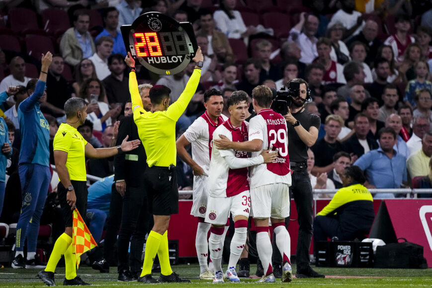 Foto: De Boer laakt Ajacied: “Heeft peper in zijn reet nodig”