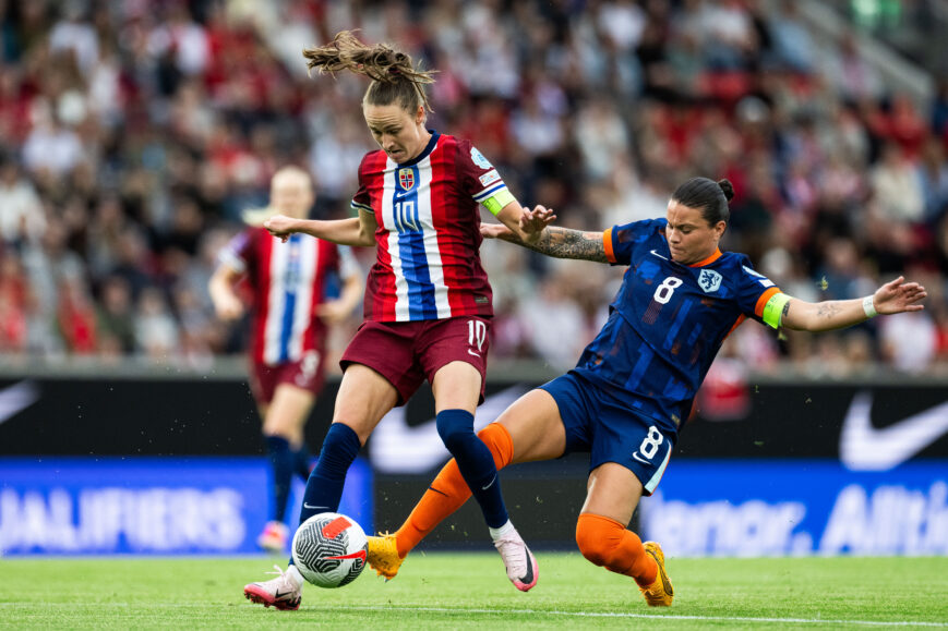 Foto: Tot tranen geroerde Spitse na treffer Miedema: ‘Dat zij hem maakt…’