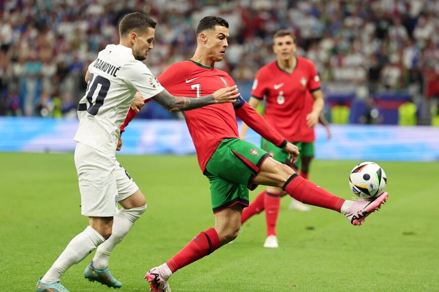 Foto: Ronaldo mag na penaltyreeks toch lachen