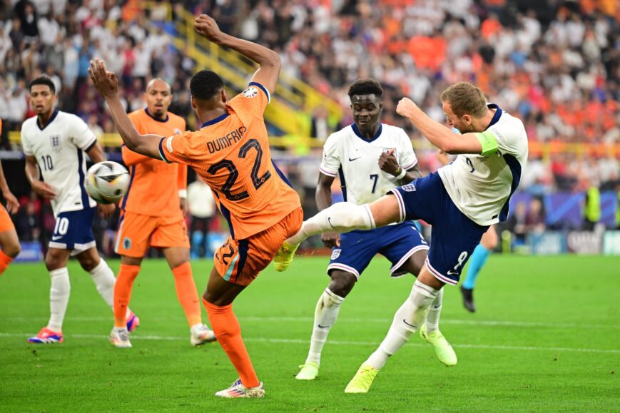 Foto: Walker erkent onverdiende penalty Engeland tegen Oranje