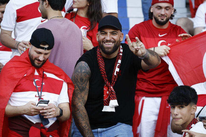 Foto: Nederlanders en Turken gaan elkaar te lijf na EK-kwartfinale