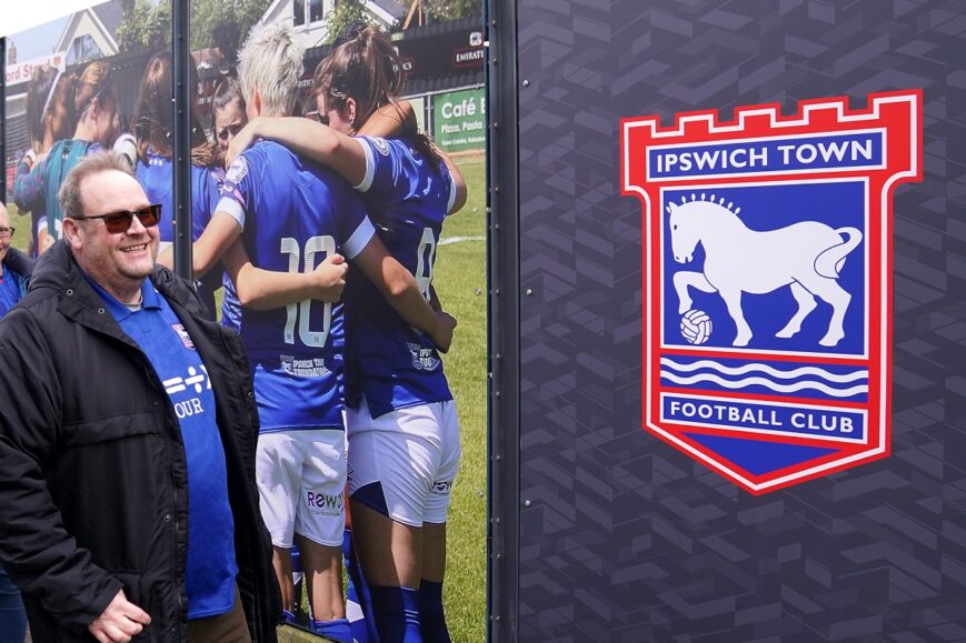 Logo Ipswich Town op muur