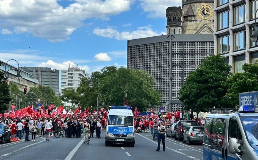 Foto: Supporters-ophef in Berlijn: ‘fanwalk’ stilgelegd door politie