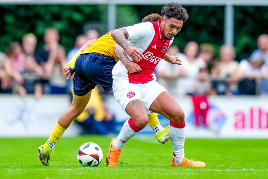 Foto: Walgelijke actie bij oefenduel Ajax op beeld vastgelegd