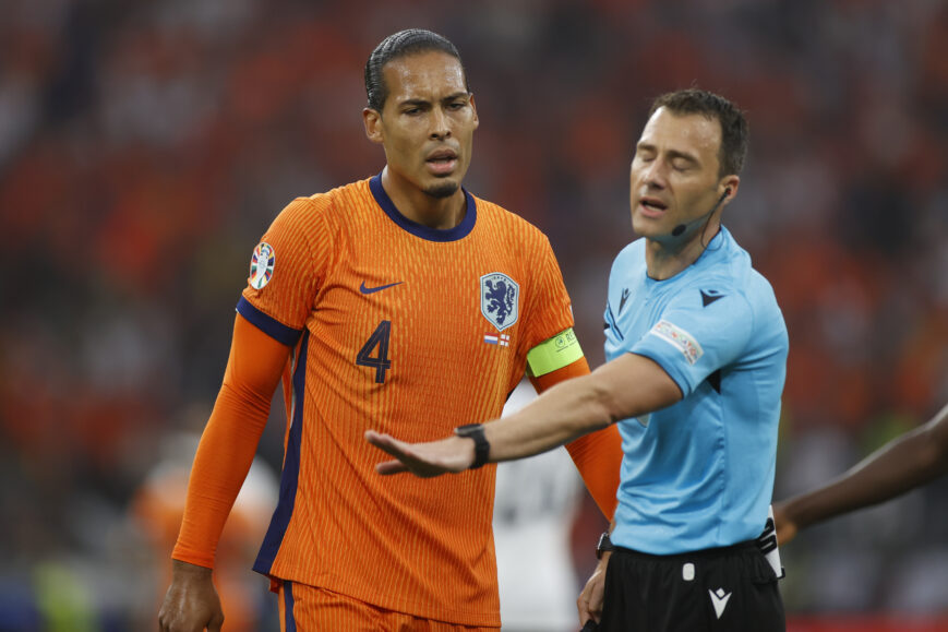 Foto: Virgil van Dijk onthult opvallende actie Felix Zwayer