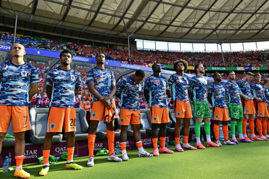 Foto: ‘Twee Oranje-uitblinkers op de bank tegen Engeland’