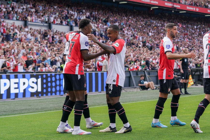 Foto: Feyenoord-fans schrijven allemaal hetzelfde tijdens seizoensopener