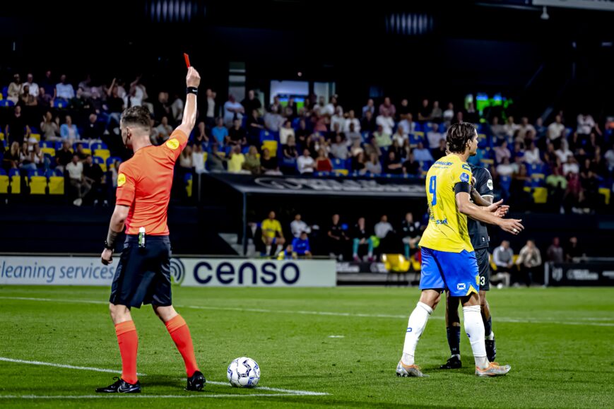 Foto: RKC-spits Zawada krijgt schorsing te horen na kopstoot aan Vaessen