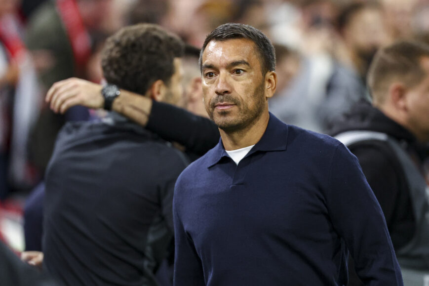 Foto: Van Bronckhorst in de clinch met Turkse fans: ‘Kunnen beter wegblijven’