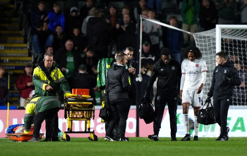 Foto: Tahith Chong blijft bewusteloos op veld liggen na zware klap