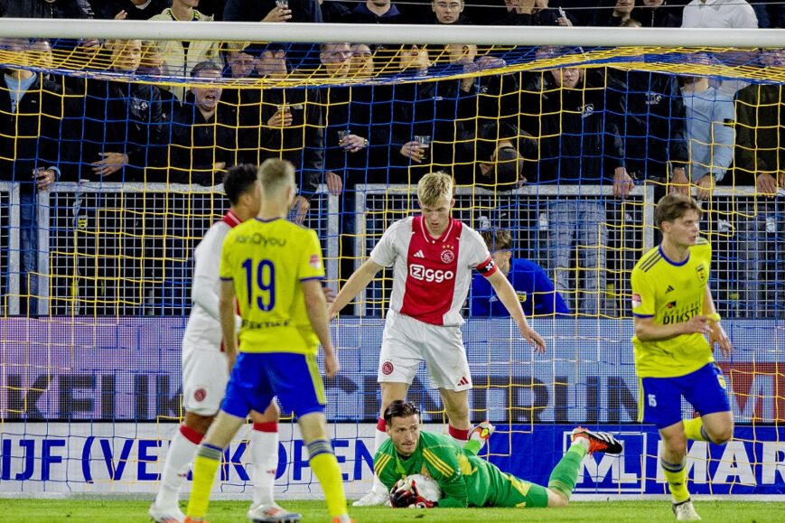 Foto: Ramaj reageert op reserverol bij Ajax