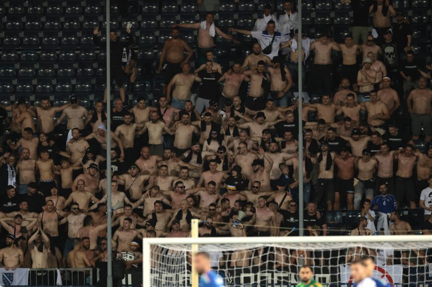 Foto: Fans Bosnië springen níét van links naar rechts in Eindhoven