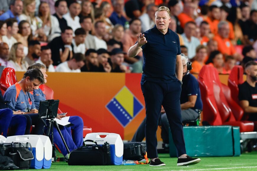 Foto: Koeman wijst naar Xavi: “Totaal onnodig”